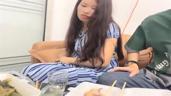 约炮达人网撩奔现苗条少妇，酒足饭饱后欲火焚身缠绵激战